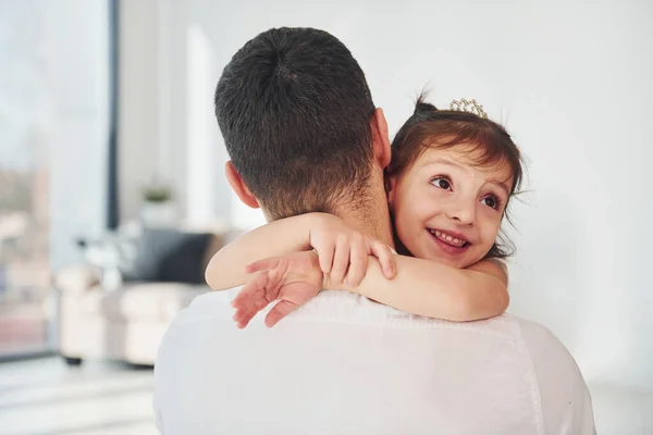 Happy Father His Daughter Embracing Each Other Home — Φωτογραφία Αρχείου