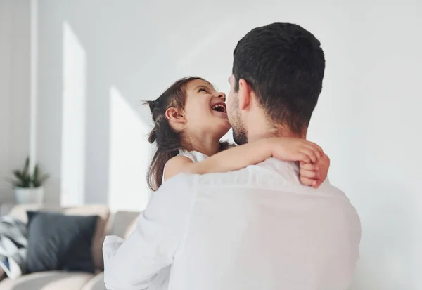 Padre Feliz Con Hija Abrazándose Casa — Foto de Stock