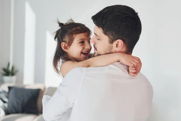 Happy Father His Daughter Embracing Each Other Home — Φωτογραφία Αρχείου