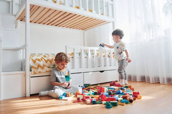 Dois Meninos Divertir Dentro Casa Quarto Com Conjunto Construção Plástico — Fotografia de Stock