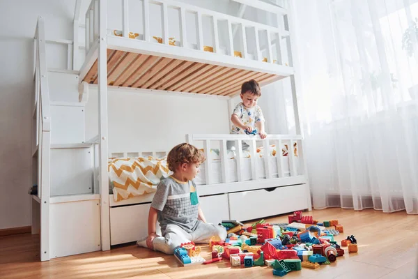 Two Little Boys Have Fun Indoors Bedroom Plastic Construction Set — Stock Photo, Image