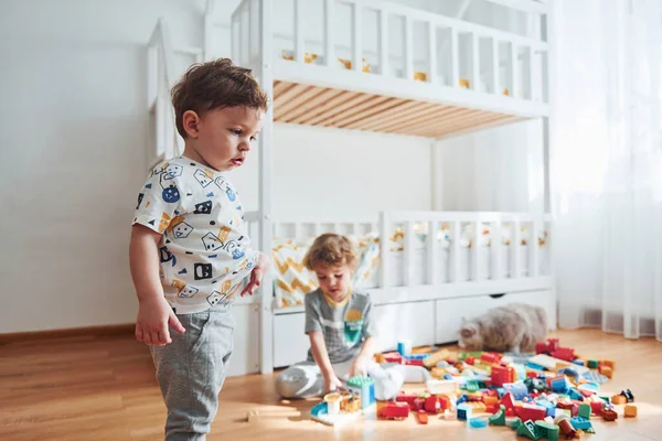 Two Little Boys Have Fun Indoors Bedroom Plastic Construction Set — Stok fotoğraf