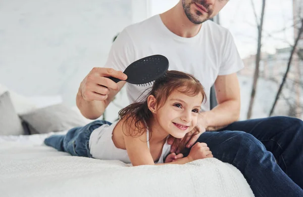 Father Makes Haircut His Daughter Using Comb Home Bed — Foto Stock