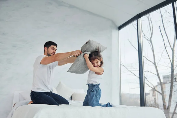 Happy Father His Daughter Playing Pillow Fight Free Time Home — Foto Stock