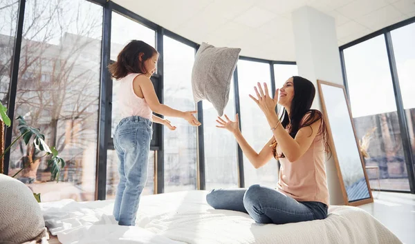 Having Fun Pillow Bed Young Mother Her Daughter Spending Weekend — ストック写真