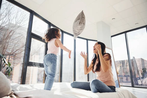 Having Fun Pillow Bed Young Mother Her Daughter Spending Weekend — Stock Fotó