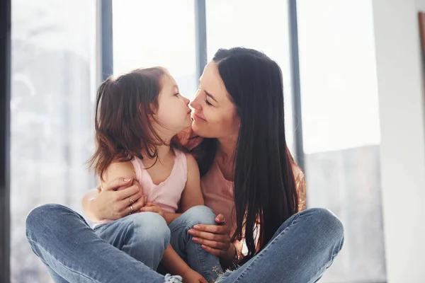 若いです母とともに彼女の娘受け入れお互い上のベッド — ストック写真