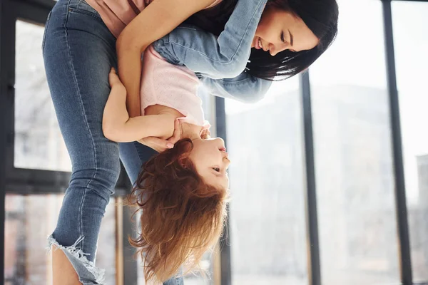 Young Mother Her Daughter Spending Weekend Together Bed — ストック写真