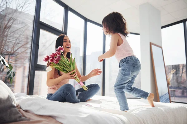 Daughter Congratulates Mother Holiday Gives Bouquet Flowers — Stock Fotó