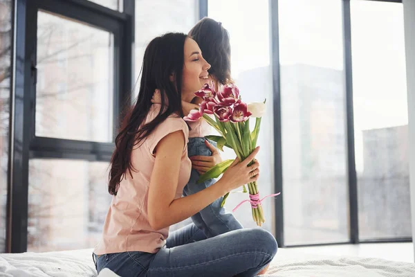 Embracing Each Other Daughter Congratulates Mother Holiday Gives Bouquet Flowers — Φωτογραφία Αρχείου