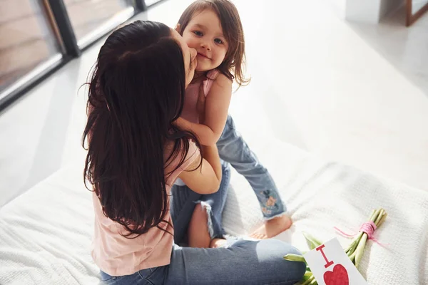 Abbracciamo Figlia Congratula Con Madre Con Vacanza Mazzo Fiori — Foto Stock
