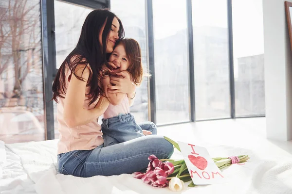 Embracing Each Other Daughter Congratulates Mother Holiday Gives Bouquet Flowers – stockfoto