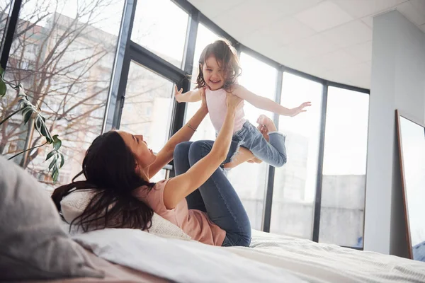 Young Mother Her Daughter Spending Weekend Together Bed — Stock Fotó
