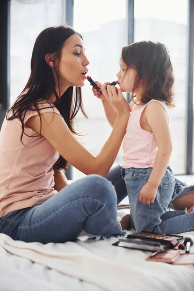 作り方を学ぶ 若いです母とともに彼女の娘支出週末で一緒に部屋 — ストック写真