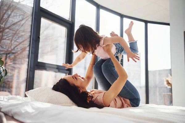 Young Mother Her Daughter Have Fun Weekend Time Together Bed — Stock Fotó