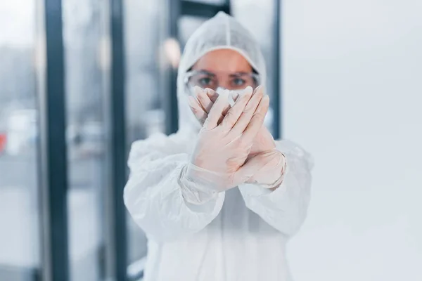 停止病毒的迹象 穿着实验室外套 防卫性眼镜和面具的女医生的画像 — 图库照片