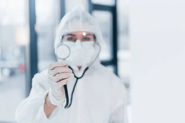 청진기 코트를 방어적 목격자와 마스크를 여의사의 — 스톡 사진
