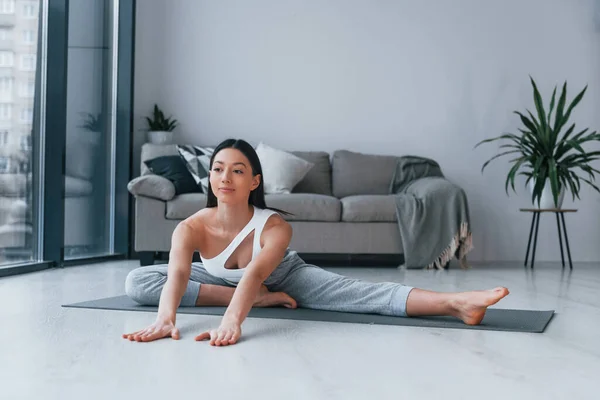 Doet Yoga Oefeningen Jonge Vrouw Met Slanke Lichaamsvorm Sportkleding Hebben — Stockfoto