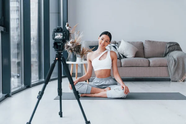 Blogger Jonge Vrouw Met Slanke Lichaamsvorm Sportkleding Doen Yoga Binnen — Stockfoto