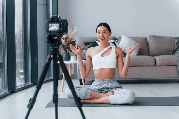Blogger Jonge Vrouw Met Slanke Lichaamsvorm Sportkleding Doen Yoga Binnen — Stockfoto