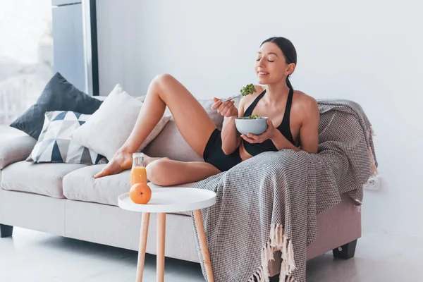 Young Woman Slim Body Shape Sportswear Sits Sofa Eats Healthy — 스톡 사진