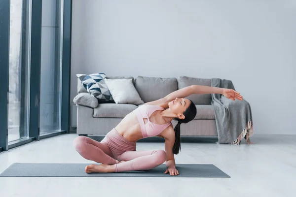 Faz Exercícios Tapete Chão Jovem Com Forma Corpo Magro Sportswear — Fotografia de Stock