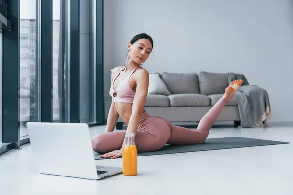 바닥에 위에서 노트북 오렌지 주스를 운동을 하는가 운동복 차림의 몸매의 — 스톡 사진