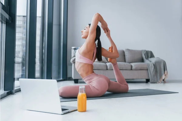 Does Exercises Mat Floor Laptop Glass Orange Juice Young Woman — Stock Fotó