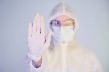 Virüs işaretini durdur. Laboratuvar önlüklü, koruyucu gözlüklü ve maskeli kadın doktor portresi..