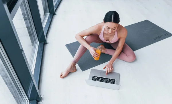 Young Woman Slim Body Shape Sportswear Sits Mat Orange Juice — Foto de Stock