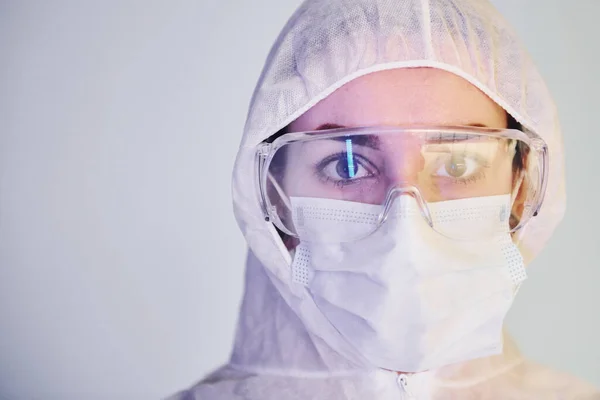 Portrait Femme Médecin Scientifique Blouse Laboratoire Lunettes Masque Défensifs — Photo