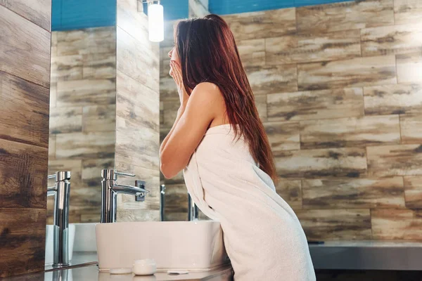 Hermosa Joven Mujer Pie Baño Cerca Del Espejo Cuidando Cara —  Fotos de Stock