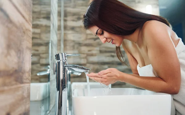 Bella Giovane Donna Piedi Bagno Vicino Allo Specchio Lavarsi Viso — Foto Stock