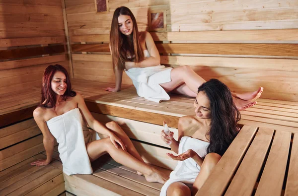Een Groep Jonge Vriendinnen Die Samen Sauna Gaan Liggen Uitrusten — Stockfoto
