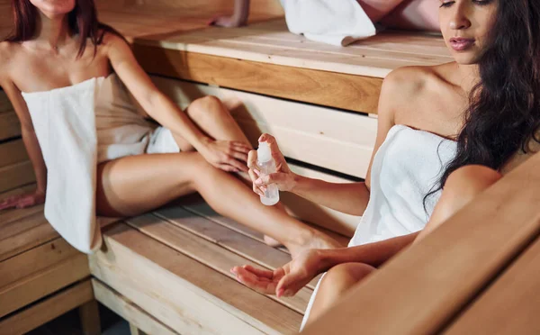 Grupo Jóvenes Amigas Que Acuestan Descansan Juntas Sauna Concepción Bodycare — Foto de Stock