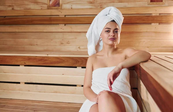 Young Beautiful Woman White Towel Have Rest Sauna Conception Bodycare — Stock fotografie