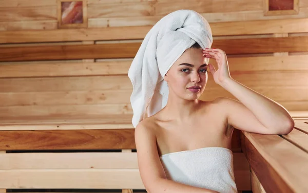 Jovem Mulher Bonita Ter Descanso Sauna Concepção Cuidados Com Corpo — Fotografia de Stock