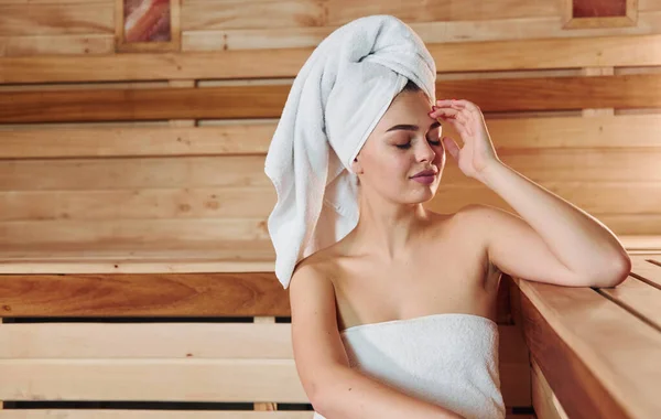 Jovem Mulher Bonita Toalha Branca Ter Descanso Sauna Concepção Cuidados — Fotografia de Stock