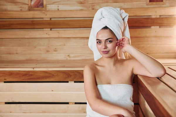 Jovem Mulher Bonita Ter Descanso Sauna Concepção Cuidados Com Corpo — Fotografia de Stock