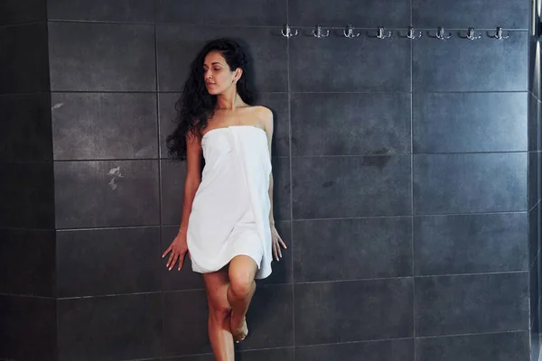 Pretty Brunette Slim Body Type White Towel Standing Spa Shower — Stock Photo, Image