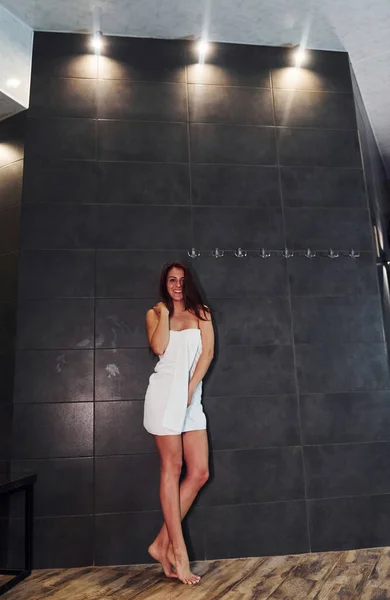 Pretty Brunette Slim Body Type White Towel Standing Spa Shower — Foto Stock
