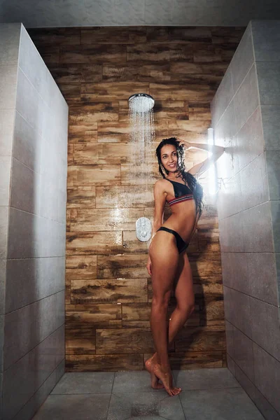 漂亮的黑发 性感苗条的体形内裤 洗澡在温泉 — 图库照片