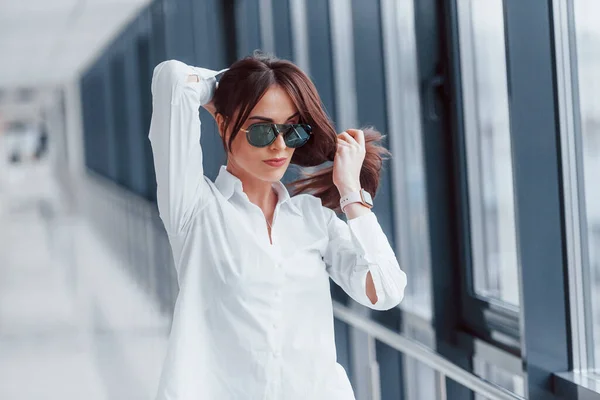 Morena Camisa Branca Óculos Sol Dentro Casa Aeroporto Moderno Corredor — Fotografia de Stock