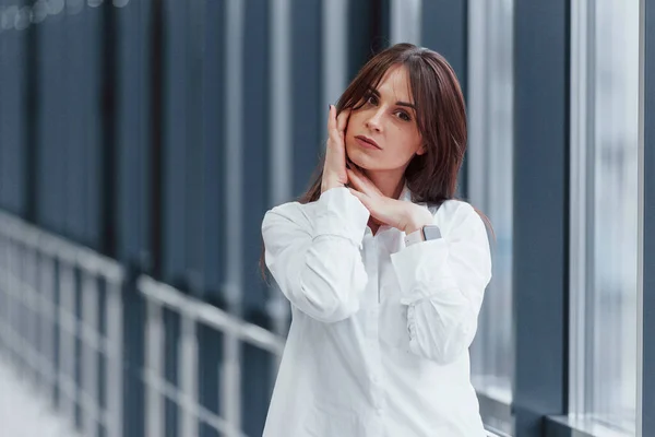 Morena Camisa Branca Posando Dentro Casa Aeroporto Moderno Corredor Durante — Fotografia de Stock