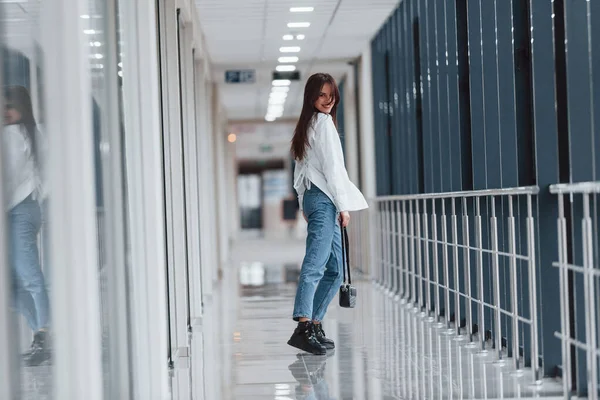 Brunette White Shirt Walks Indoors Modern Airport Hallway Daytime —  Fotos de Stock
