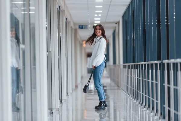 Brunette White Shirt Walks Indoors Modern Airport Hallway Daytime — Fotografia de Stock
