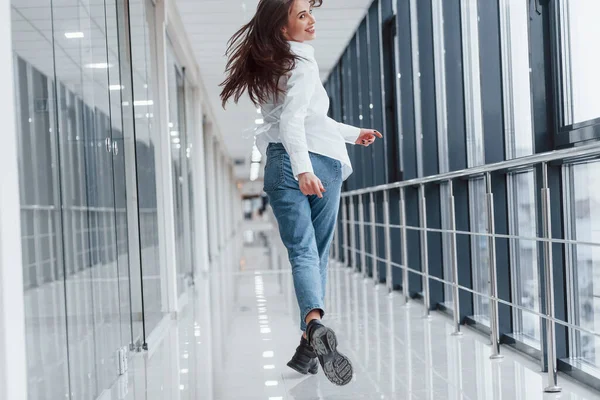 Gündüz Vakti Modern Havaalanında Koridorda Yürüyen Beyaz Gömlekli Bir Kız — Stok fotoğraf