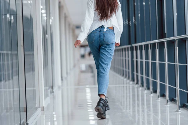 Rear View Girl White Shirt Walks Indoors Modern Airport Hallway — Fotografia de Stock