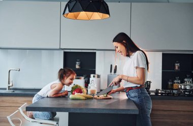Annesinin, küçük kızıyla mutfakta yemek hazırlarken ki görüntüsü..
