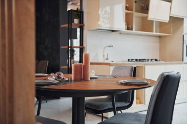 Masalı yeni mutfağın içi ve üzerinde tabaklar olan mumlar..